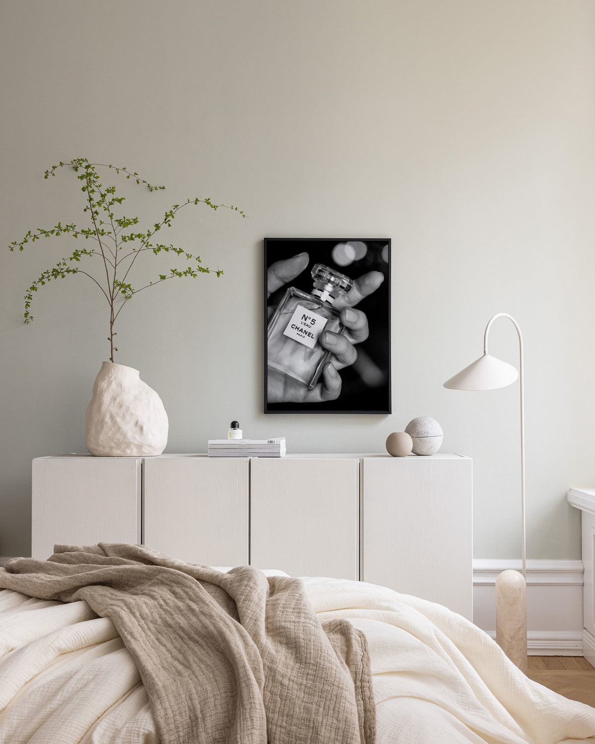 Carry Chanel No5 Canvas print