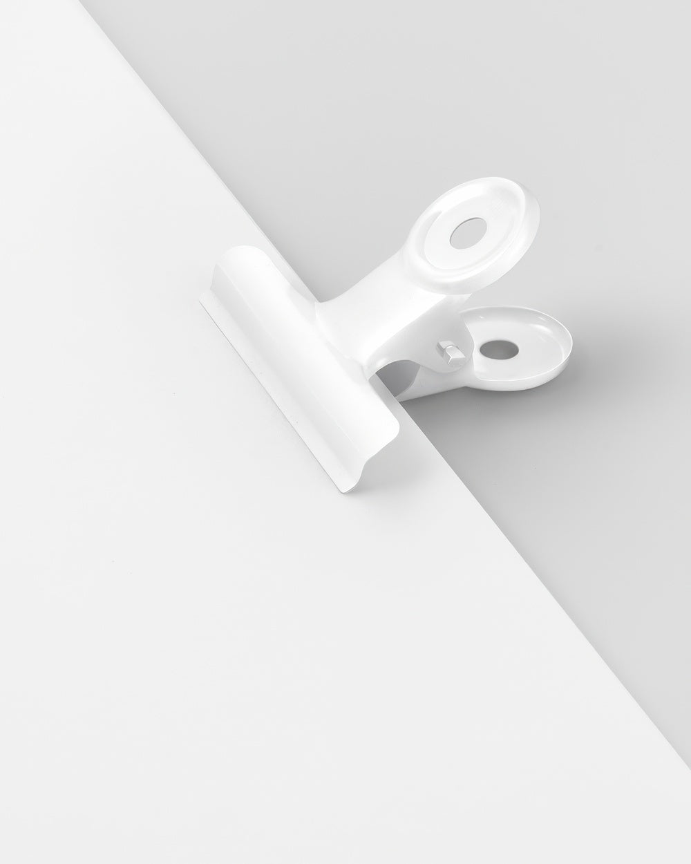 Poster clip white, Medium